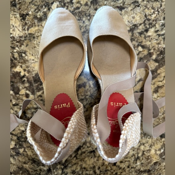 Christian Louboutin size 37 khaki closed toe straw wedges with ribbon ankle bows
